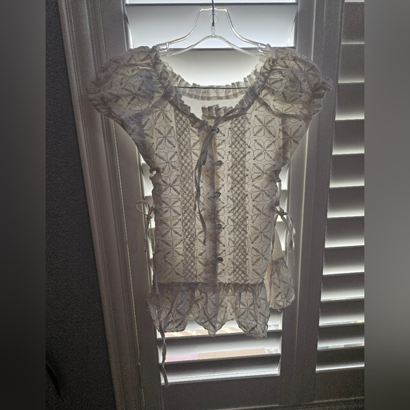 Elegant Cream Lace Women's Top Size Small - Picture 2 of 8